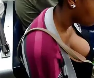 Se agitan negras tetas en el tren madurs cachondas