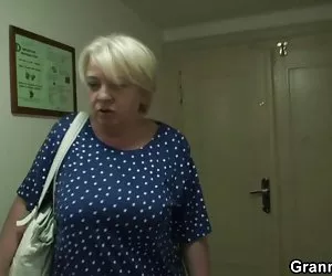 La abuela recibe matrimonio con el joven novio después de la compra chicas calientes xxc