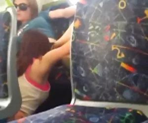 Calientes lesbianas se comen el coño en un autobús público en melbourne las mejores modelos desnudas