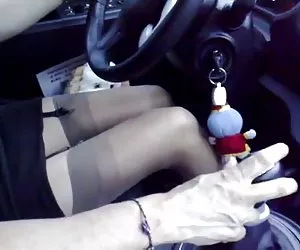 Mujer al volante de un coche durante uno de sus amigos a ver su pierna videos xx porno
