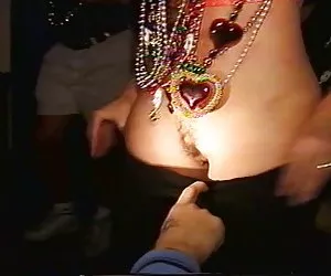 El mardi gras, intermitente, dando un baile privado pivas desnudas