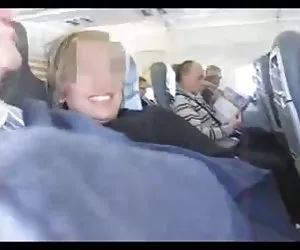 Esta pareja de españoles locos masturbación con la mano en el avión (es increíble) videos calientes de nenas