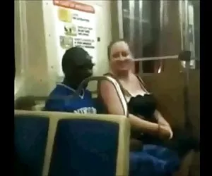 Las pandorgas puta chupar gallo negro en el tren sexo porno