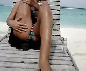 Sexy esposa se masturba en la playa pornhub