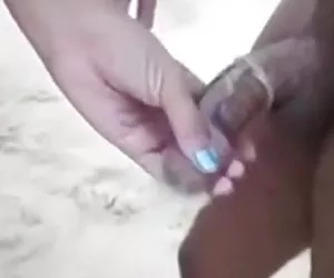 Mujer divertida de pasar el tiempo con dos negros tio en la playa. sexo putas gratis