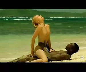 La joven rubia blanquita con el negro de su amante en la playa - interraciales porno videos español