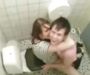 Follando el cuarto de baño fregadero de la barra de la onu señoras mamando rico