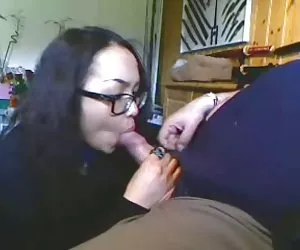 Amateur golpes asiática jovencita se traga su amiga escuela para adultos