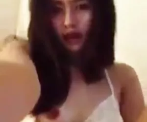 Linda chica asiática juega con la cámara xporno gratis