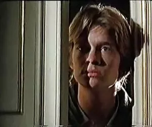 El niño mira mamá mujeres empelotas