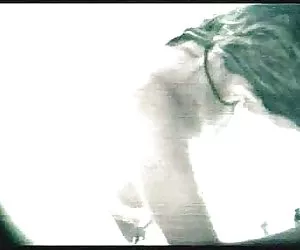 Oculta en el suelo de la masturbación! mujeres desnudas en porno