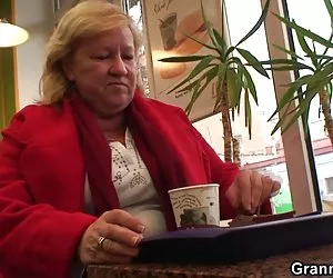 El gallo hambre abuela se frota chicos calientes