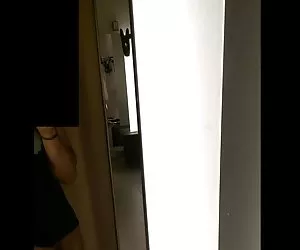 Parpadea en el vestuario las chicas calatas