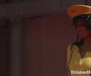 Cachonda morena stripper masturbación con la mano en el escenario mujere de nudas