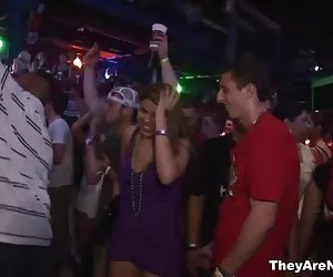 Chica caliente hace striptease en público videos de sexo ver