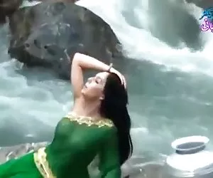 Desi chica en las zonas húmedas de la sari, mostrando las tetas..caliente show video ponor xxx