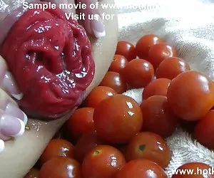 Hotkinkyjo el juego anal vegetales (50 tomates) vídeos gratis porno