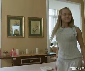 Un adolescente tímido chica se convierte en caliente y desagradable perra! sexo porno gratis