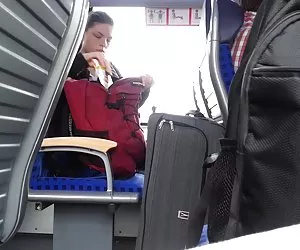 Intermitente hermosa chica en la oscura chaqueta de 1 maduras calientes y putas