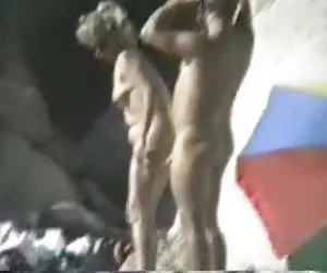 Que los nudistas de la pareja hacen en la playa de mujeres calientes mujeres calientes