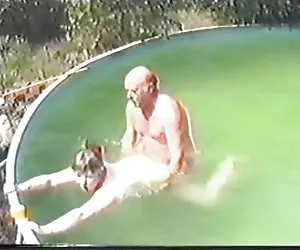 La vieja pareja teniendo sexo en la piscina de la parte 1 de llevar tweed videos de las mas culonas