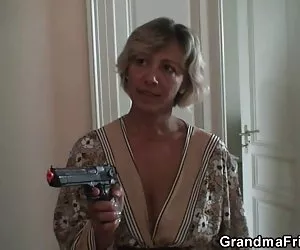 Sexy mamá encuentra a dos ladrones y los hace golpear su porno xxx www