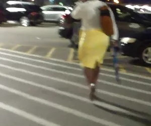 Las caderas anchas, apretado amarillo de la falda.. videos prono xxx