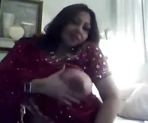 Caliente joven india muestra sus enormes tetas, muestra videos porni