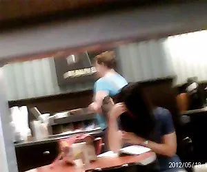 Mostrando falta de ropa interior bajo la falda en la tienda videos xexo