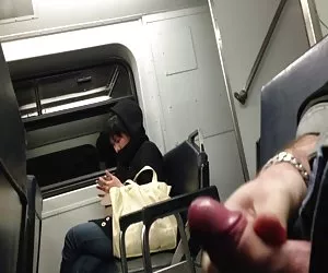 Flash en el tren con el plano de semen ver las putas
