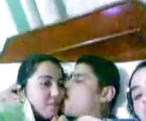 Árabes hombres se besan dos árabes (egipto) a la chica en la cama videos de los mejores culos