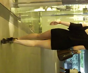 Bajo la falda de las chicas en los mini-falda y el leopardo de la bomba videos de tetas com